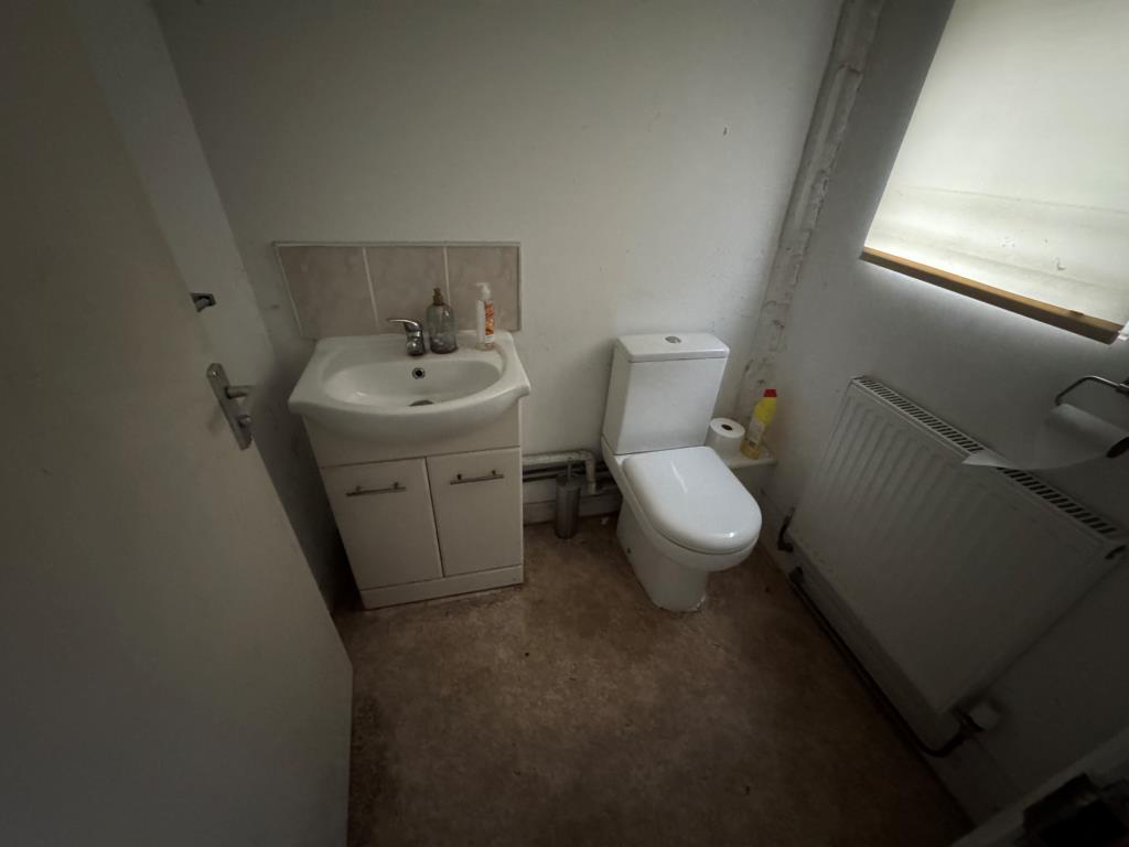 Lot: 67 - FREEHOLD COMMERCIAL PREMISES WITH GATED YARD - WC